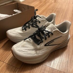 Brooks Launch 11 size 7 womens